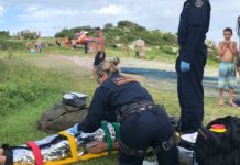Helicóptero Arcanjo 01 socorre surfista que sofreu queda em praia de Florianópolis, SC