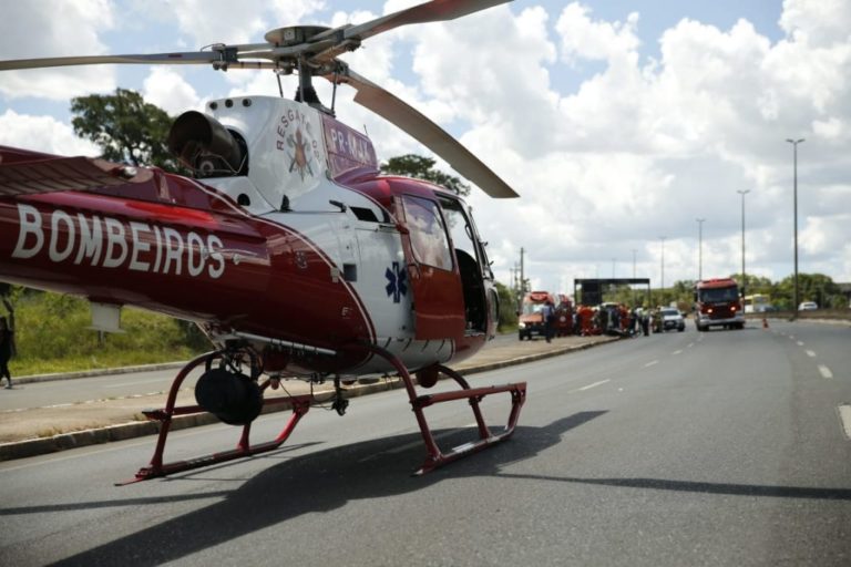 Equipes de socorristas tentam salvar homem que caiu de motocicleta na Ponte JK, em Brasília