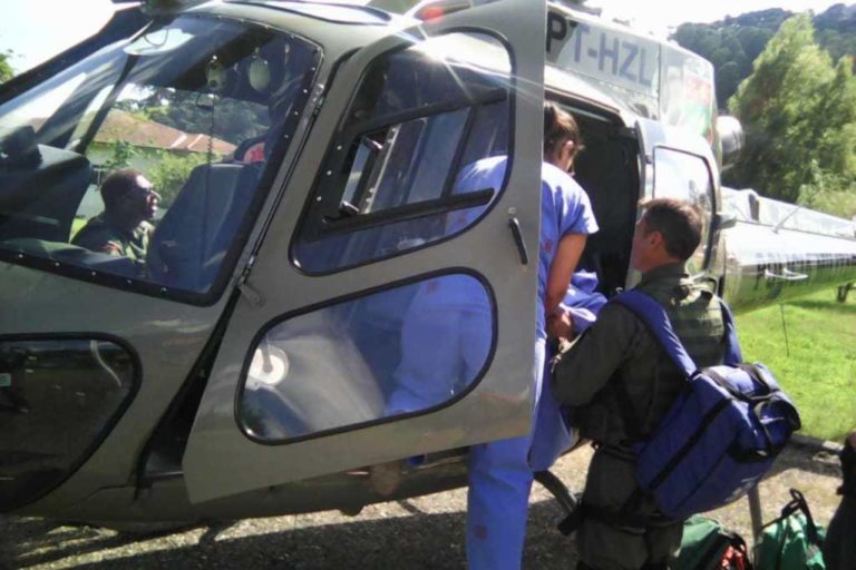 Equipe aeromédica do helicóptero Águia 4 socorre motociclista acidentado em Urubici, SC