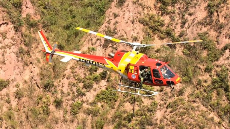Helicóptero do Corpo de Bombeiros de MG socorre pessoas em trilha na Serra do Cipó
