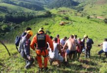 Bombeiros, populares e equipes do Arcanjo 02 e SAMU mobilizaram-se para socorrer praticante de parapente que caiu na zona rural de Itabira, MG