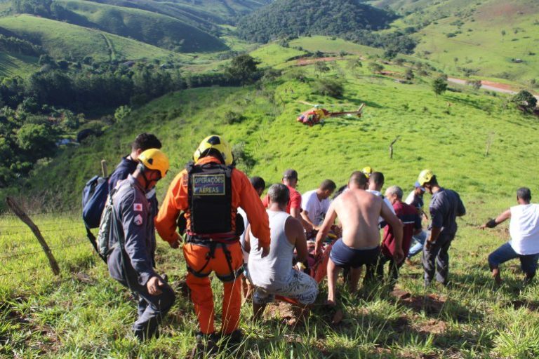 Bombeiros, populares e equipes do Arcanjo 02 e SAMU mobilizaram-se para socorrer praticante de parapente que caiu na zona rural de Itabira, MG