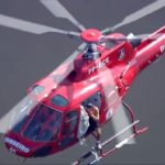 Bombeiros resgatam tripulantes de helicóptero — Foto: Reprodução/TV Globo