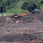 Agentes do Corpo de Bombeiros e brigadistas continuam trabalhando na escavação do local onde estão dois ônibus soterrados,no sexto dia de buscas por vítimas, após o rompimento da barragem de rejeitos da mineradora Vale, no município de Brumadinho (MG) nesta quarta-feira (29) — Foto: Alex de Jesus/O Tempo/Estadão Conteúdo