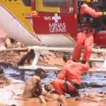 Equipe do helicóptero do Corpo de Bombeiros socorre vítimas do rompimento da barragem de Brumadinho, MG