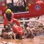 Equipe do helicóptero do Corpo de Bombeiros socorre vítimas do rompimento da barragem de Brumadinho, MG. Imagem: Reprodução TV Record.
