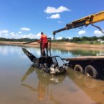 Corpo de Bombeiros de Caldas Novas retira helicóptero R-44 que caiu no Lago Corumbá