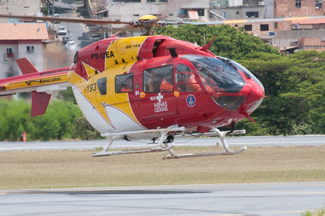 Equipes do BOA do CBMMG preparando equipamentos e aeronaves. Foto: Roberto Valadares Caiafa