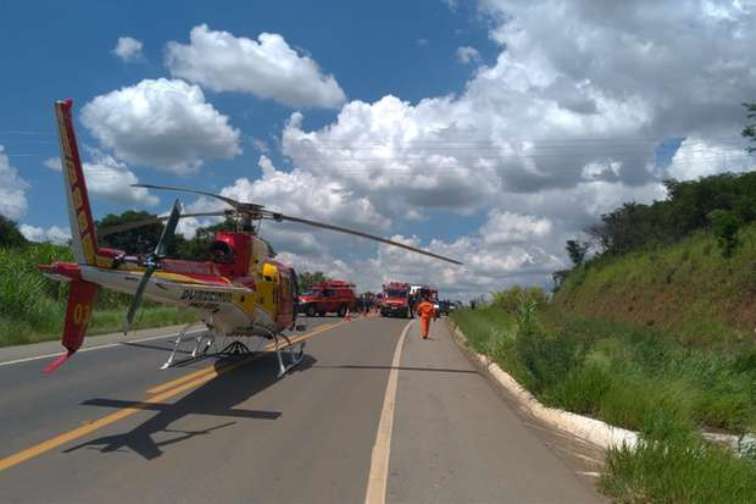 Arcanjo 03 do Corpo de Bombeiros socorre vítimas de colisão frontal em Varginha, MG