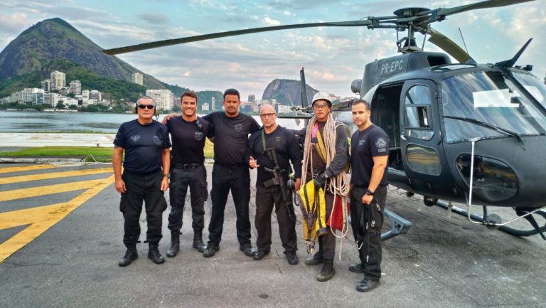 SAER da Polícia Civil socorre turista através do mcguire na Floresta da Tijuca, Rio de Janeiro