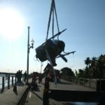 Helicóptero da Policia Militar é retirado do Canal do Cunha, na Baia de Guanabara