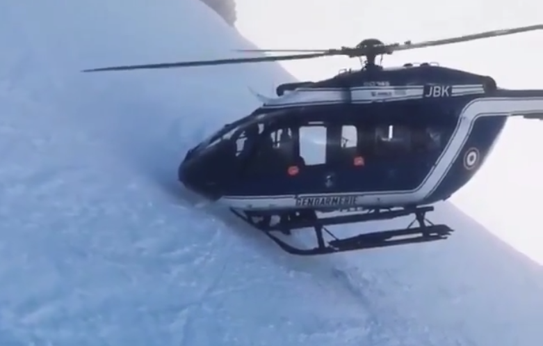 Piloto de helicóptero da Gendarmerie mostra incrível habilidade no resgate de esquiadores feridos em montanha francesa