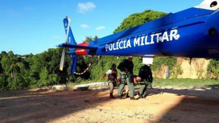 Grupamento Aéreo da PM da Bahia socorre policial civil atingido por disparos de arma de fogo em Lauro de Freitas
