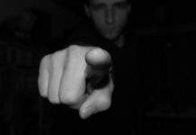 Comandante de aeronave ou superior hierárquico, de quem é a responsabilidade a bordo de aeronave de uma organização militar estadual ?