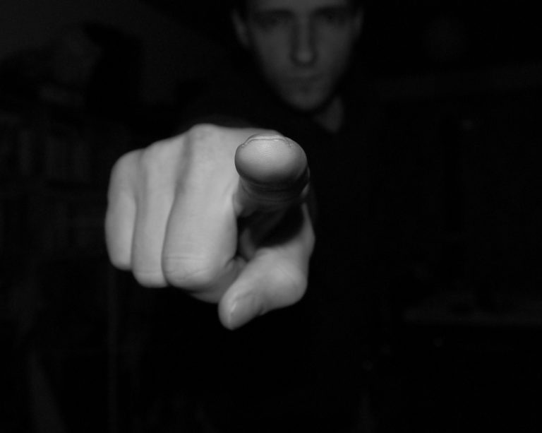 Comandante de aeronave ou superior hierárquico, de quem é a responsabilidade a bordo de aeronave de uma organização militar estadual ?