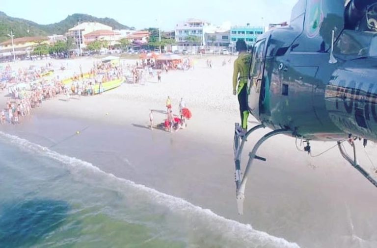 Águia 01 da PM de SC e Guarda-Vidas socorrem banhista na Praia da Enseada, em São Francisco do Sul