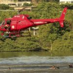 Bombeiros resgatam tripulantes de helicóptero. Roberto Moreyra / Agência O Globo