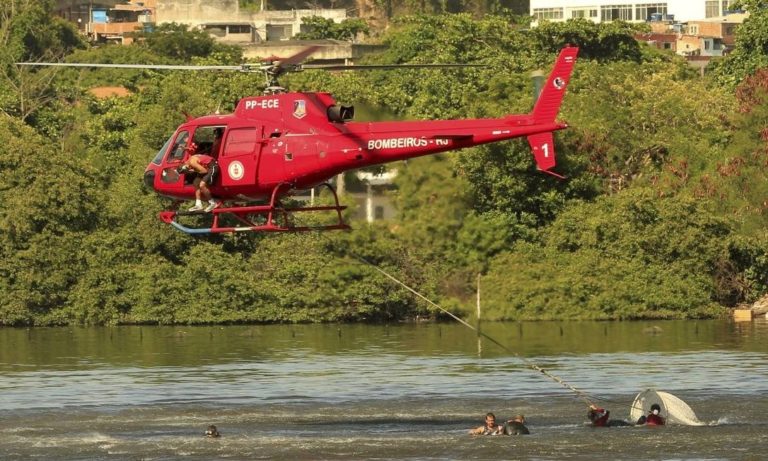 Helicóptero da PM do Rio de Janeiro cai na Baía de Guanabara e morre um tripulante operacional