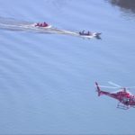 Bombeiros resgatam tripulantes de helicóptero — Foto: Reprodução/TV Globo