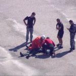 Socorristas tentam reanimar tripulante — Foto: Reprodução/TV Globo