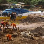 Equipe do helicóptero da PRF apoia buscas por vítimas e sobreviventes após rompimento de uma barragem da mineradora Vale