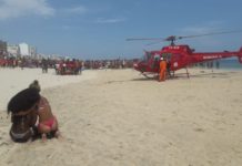Helicóptero do Corpo de Bombeiros pousa na Praia de Ipanema para fazer resgate de afogado