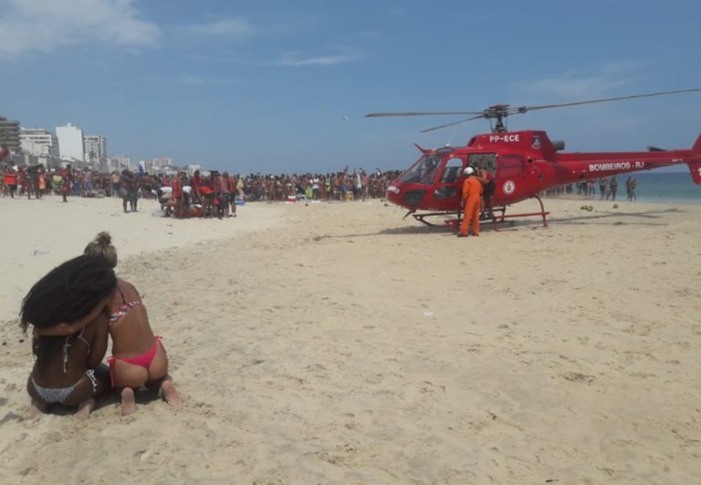 Helicóptero do Corpo de Bombeiros pousa na Praia de Ipanema para fazer resgate de afogado