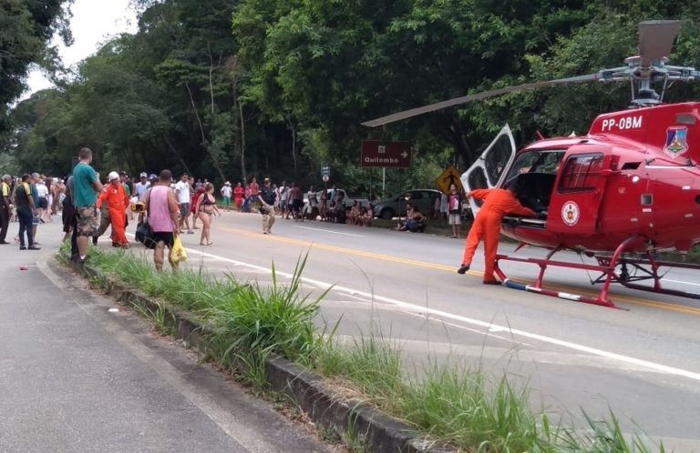 Helicóptero do Bombeiro do RJ socorre homem de 26 anos ferido ao cair de cachoeira em Ubatuba, SP
