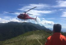 Bombeiros usam helicóptero para resgatar grupo em trilha na Serra do Rio de Janeiro