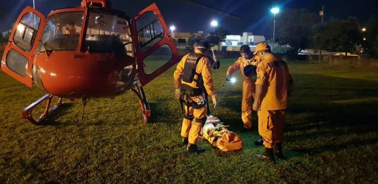 Helicóptero do Corpo de Bombeiros do Distrito Federal faz resgate noturno de vítima em acidente na BR-080