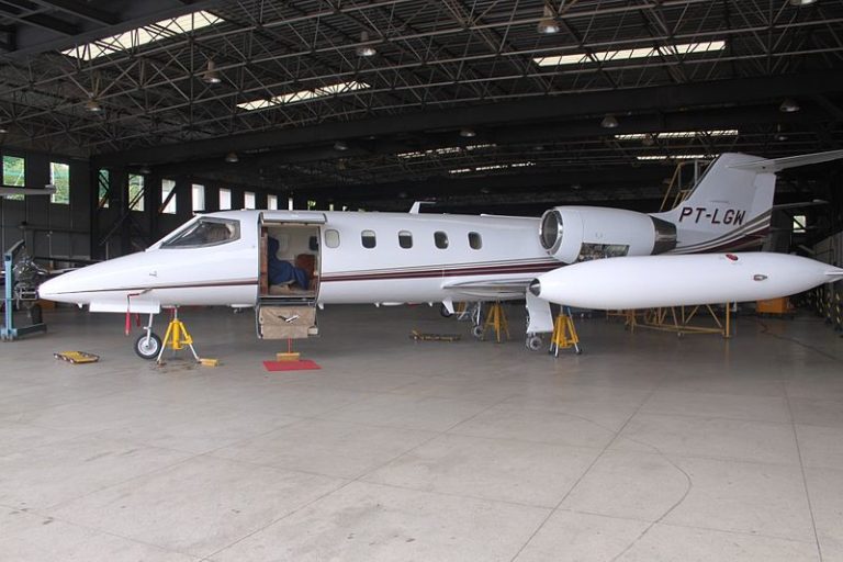 Governo de Minas Gerais vai leiloar avião Learjet utilizado para o transporte de autoridades