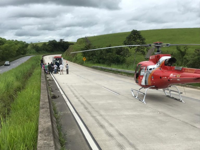 Equipe aeromédica do helicóptero Falcão 05 socorre jovem vítima de acidente na BR-101, interior de Alagoas