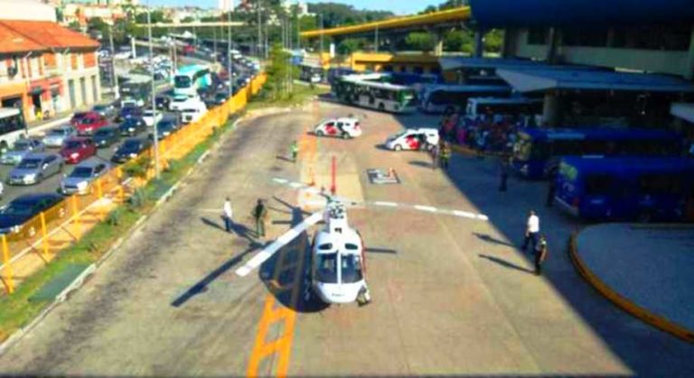 Águia da PM resgata idoso atropelado por ônibus no terminal Sacomã em São Paulo, SP