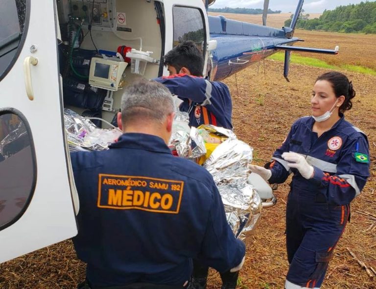 SAMU aeromédico de Maringá socorre vítima de acidente de trânsito na PR-486, em Alto Piquiri