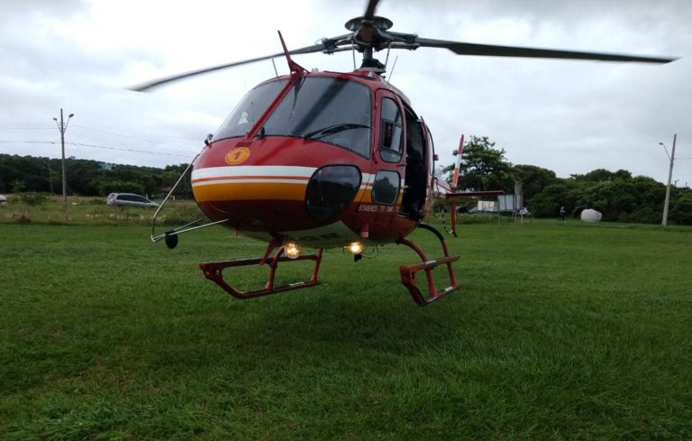 Equipe do helicóptero Arcanjo 01 resgata mulher ferida em trilha no costão da Barra da Lagoa, em Florianópolis