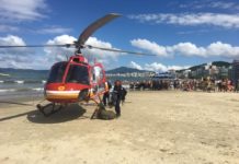 Ao mesmo tempo, equipe do Arcanjo 01 socorre vítima com parada cardiorrespiratória na praia de Itapema e vítimas de embarcação à deriva