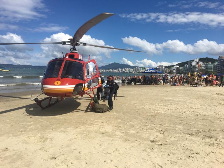 Ao mesmo tempo, equipe do Arcanjo 01 socorre vítima com parada cardiorrespiratória na praia de Itapema e vítimas de embarcação à deriva