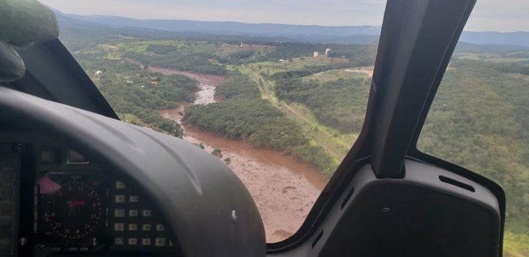 Helicóptero Falcão 04 da Polícia Militar do Paraná inicia operações em Brumadinho, MG