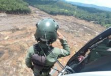 Helicópteros lançam pétalas de rosas em homenagem às vítimas da tragédia em Brumadinho, MG