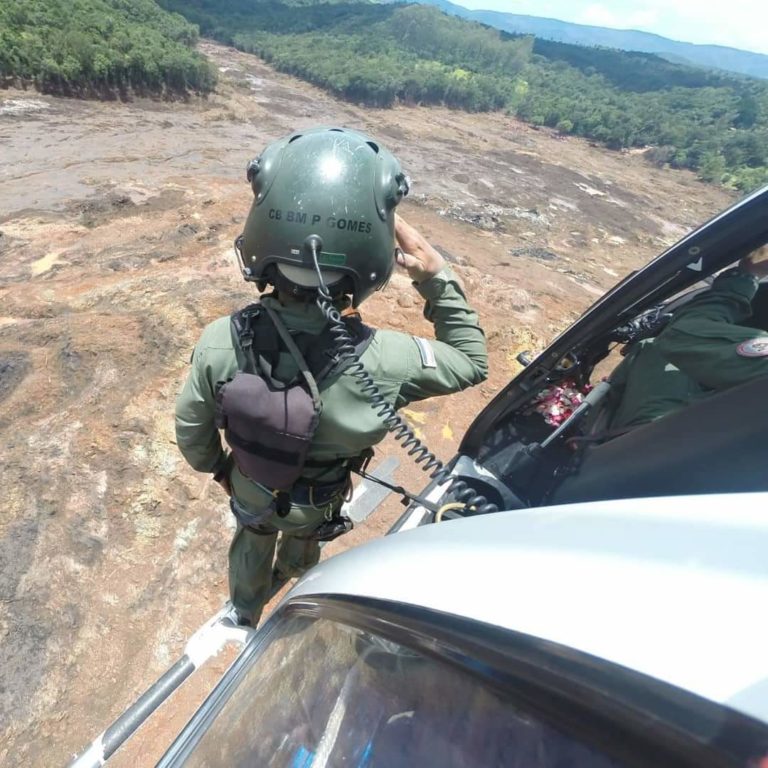Helicópteros lançam pétalas de rosas em homenagem às vítimas da tragédia em Brumadinho, MG