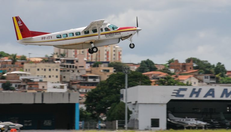 Corpo de Bombeiros de MG faz transporte de menino de 5 anos que precisava realizar cirurgia de transplante de rins em SP