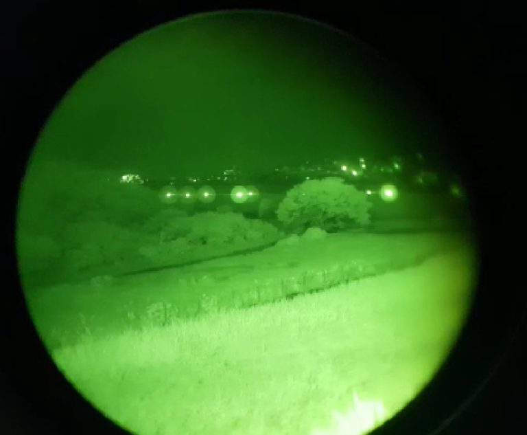 Equipe do Pégasus 14 usa óculos de visão noturna para socorrer jovens perdidos no Parque do Itacolomi em Ouro Preto, MG