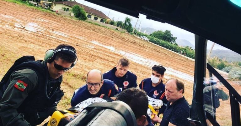 Equipe do helicóptero Águia 01 transporta vítima com suspeita de fratura de coluna para Jaraguá do Sul, SC