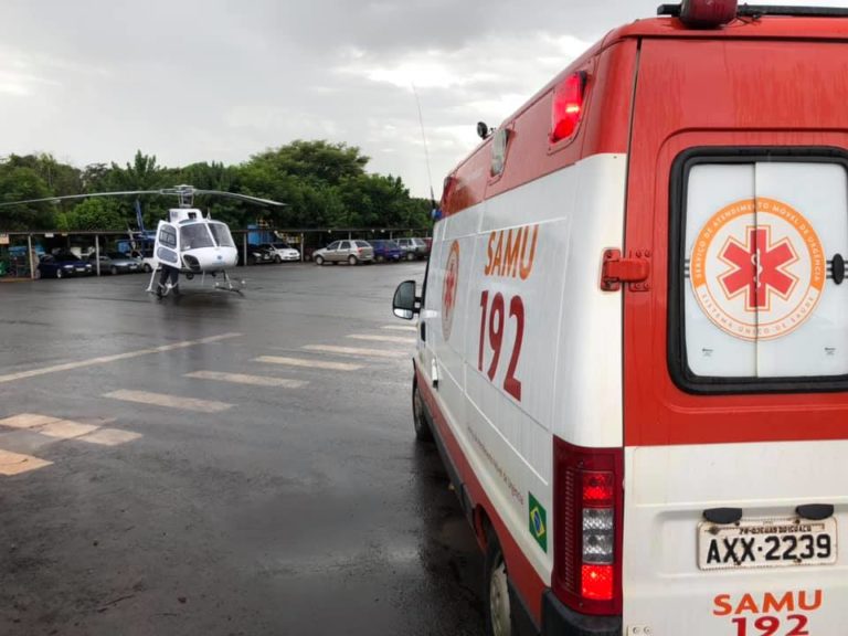 Equipe aeromédica do Saúde 02 socorre homem que ficou ferido após acidente de trabalho em Três Barras do Paraná