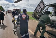 Bombeiros e helicóptero Saúde 10 do SAMU socorrem vítimas de capotamento na BR-272, em Campo Mourão