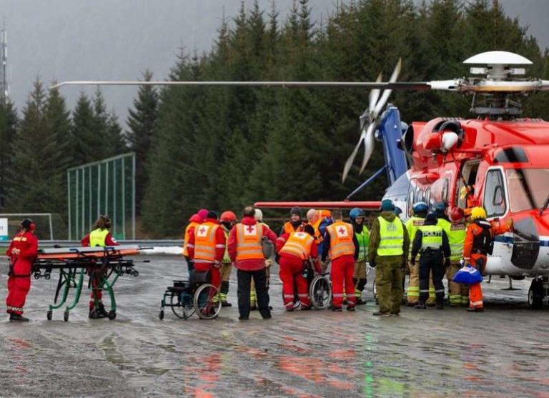 Helicópteros e equipes SAR da CHC Helicopter garantem o resgate de 479 pessoas de navio à deriva na Noruega