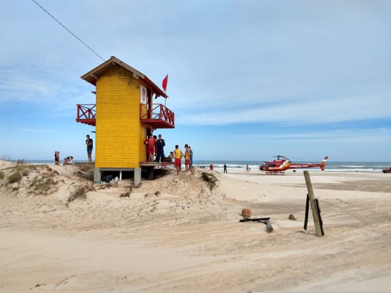 Helicóptero Arcanjo 01 auxilia equipe de guarda-vidas em dois afogamentos na praia do Ipuã, SC