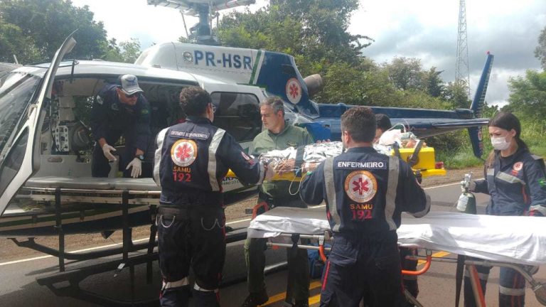 Equipe aeromédica do helicóptero Saúde 10 socorre homem vítima de acidente de trânsito na PR-323