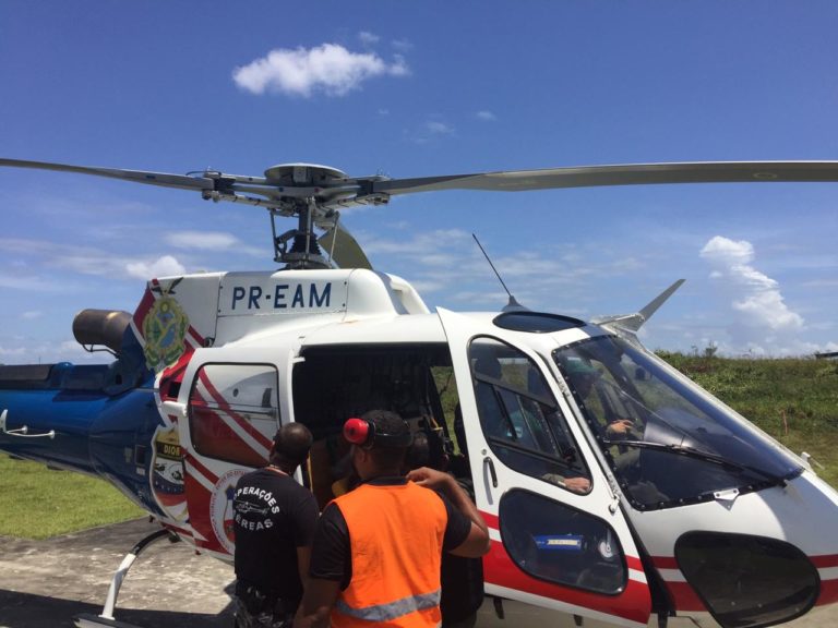 Helicóptero da SSP do Amazonas socorre agricultor vítima de queda de árvore no município de Iranduba