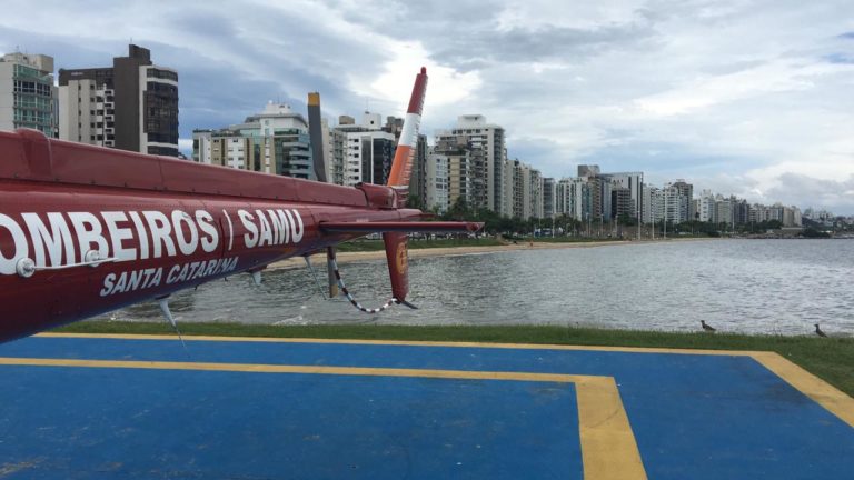 Homem baleado após tentativa de assalto é socorrido pela equipe aeromédica do Arcanjo 01 em Florianópolis, SC